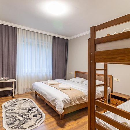 Севеней Готель Boekovel Buitenkant foto