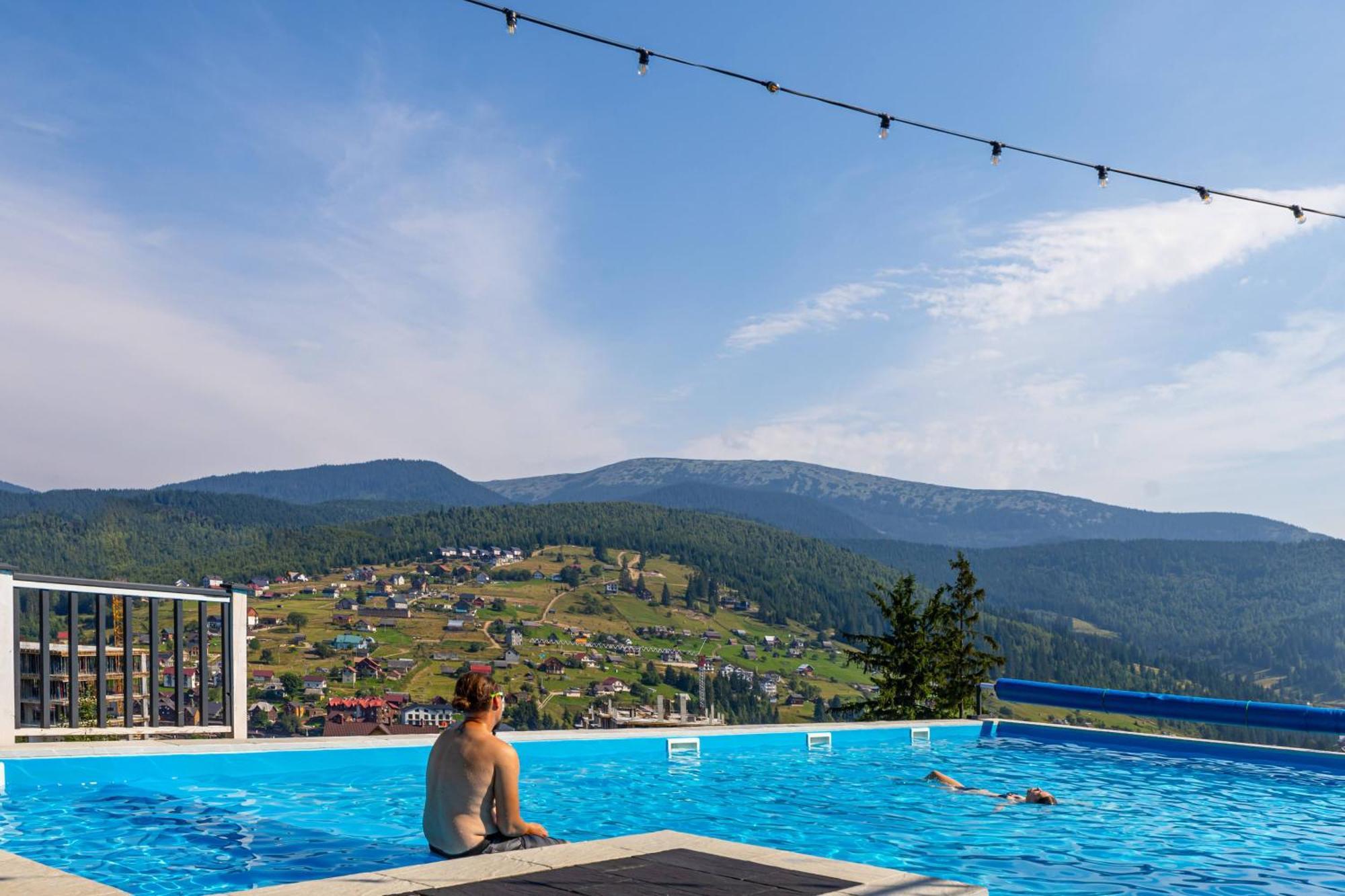 Севеней Готель Boekovel Buitenkant foto